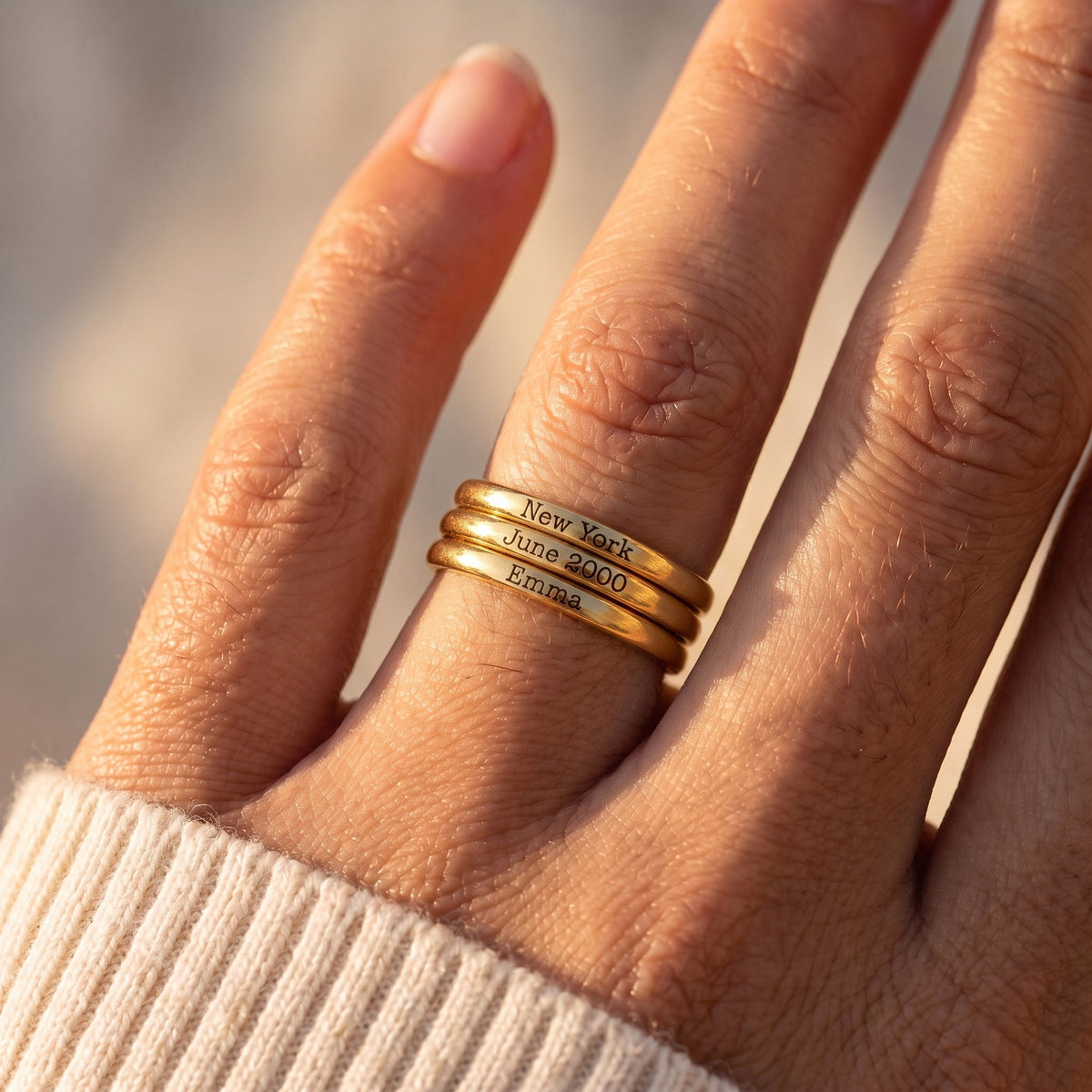 Tunn stapelbar namnring – guld – buren