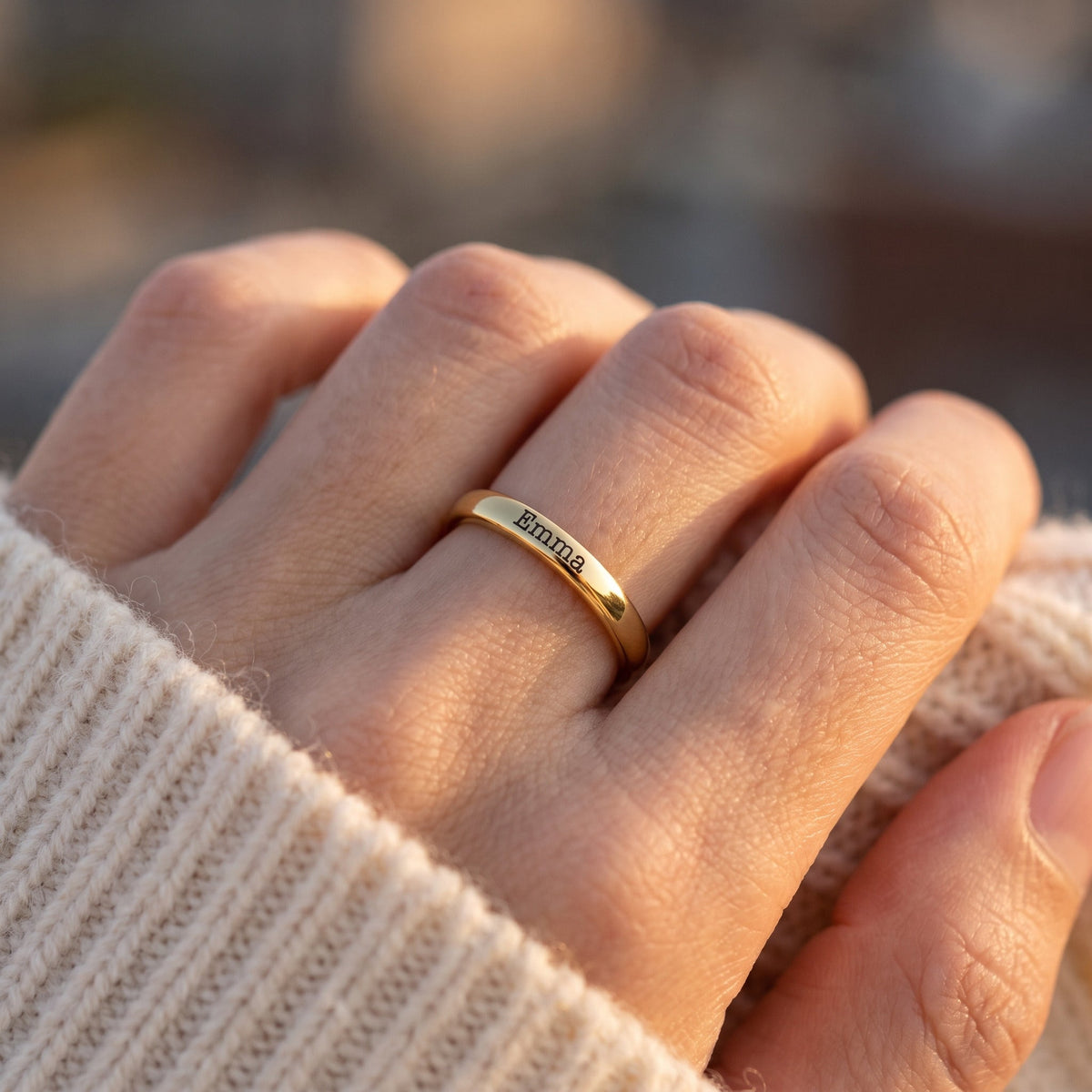 Tunn stapelbar namnring – guld – buren, närbild