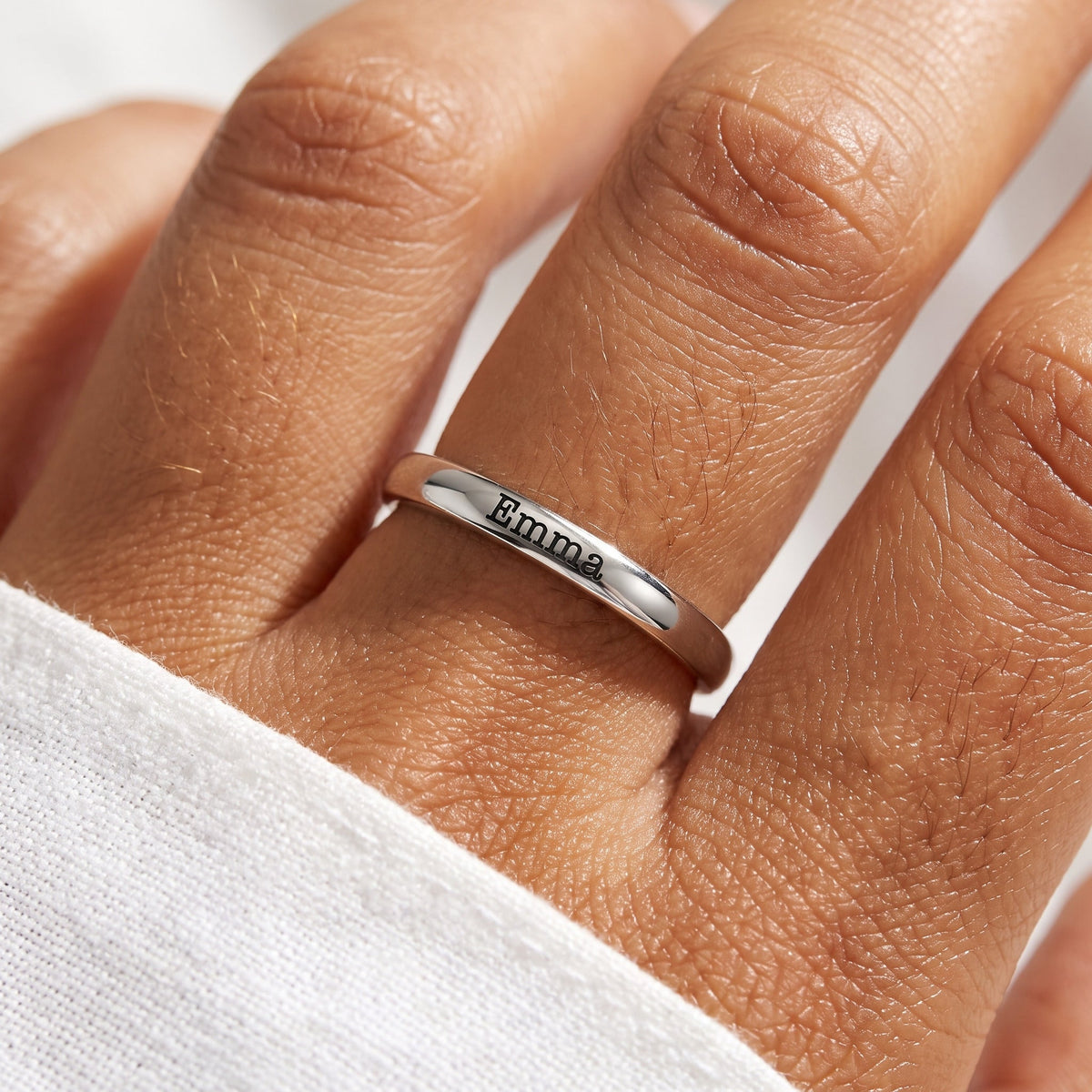 Tunn stapelbar namnring – silver – buren, närbild