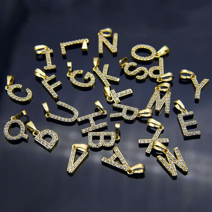 Halsband med bokstäver i zirkonia